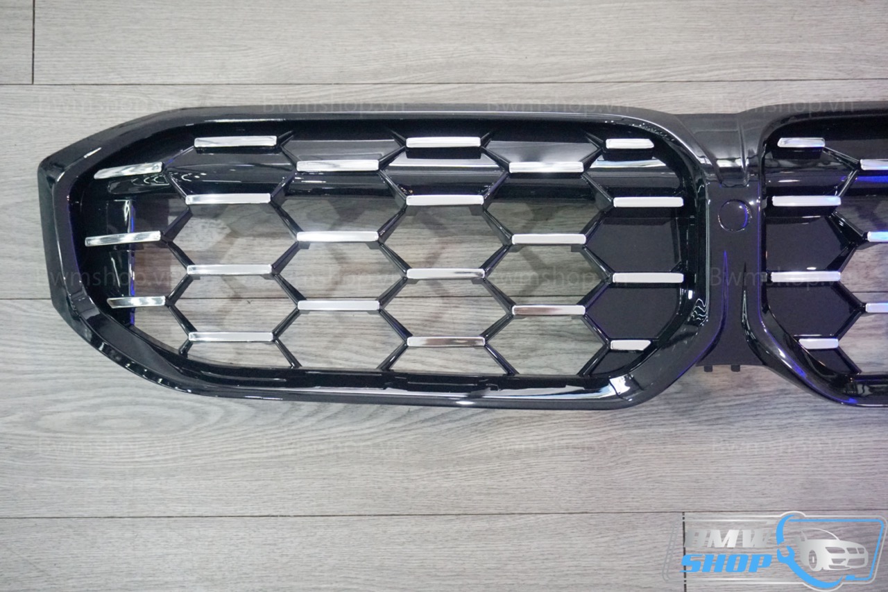 Mặt Ca lăng BMW M340i điểm crom