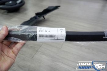 Nẹp chân kính lái BMW